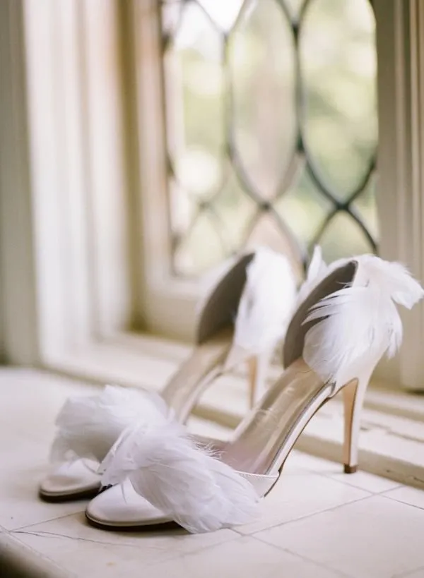 10 Inspirasi Feathered Wedding Dress, Gaun Pernikahan dengan Aksen Bulu-bulu yang Unik nan Menawan 22