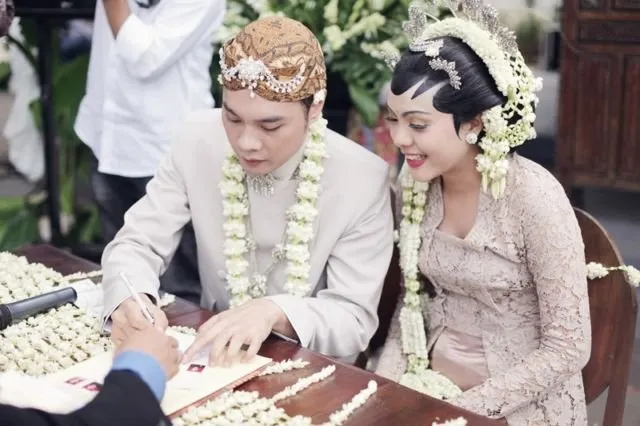 Nikah Itu Murah, yang Mahal Gengsinya. Suhay Salim Saja Pakai Jeans Pas Ijab Kabul di KUA 7