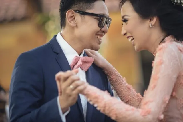 Nikah Itu Murah, yang Mahal Gengsinya. Suhay Salim Saja Pakai Jeans Pas Ijab Kabul di KUA 8