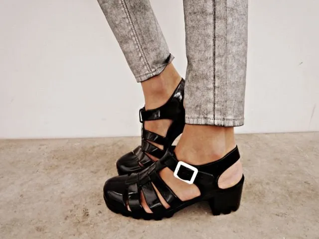 15+ Rupa-Rupa Tampilan Kece Sandal Jelly. Lapisannya Anti Air, Nggak Takut Kehujanan Lagi 18