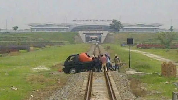 Ternyata, Ini Lo Alasan Kenapa Mesin Mobil Bisa Mati Kalau Nekat Terobos Palang KA. Bukan Hoaks! 4