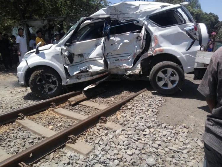 Ternyata, Ini Lo Alasan Kenapa Mesin Mobil Bisa Mati Kalau Nekat Terobos Palang KA. Bukan Hoaks! 5
