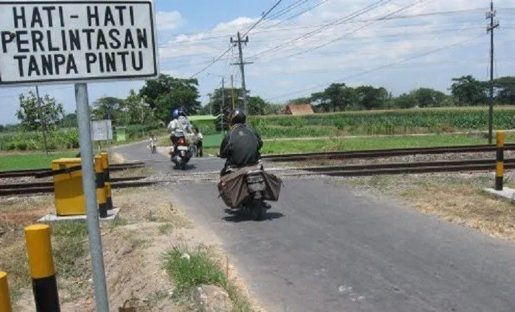 Ternyata, Ini Lo Alasan Kenapa Mesin Mobil Bisa Mati Kalau Nekat Terobos Palang KA. Bukan Hoaks! 6
