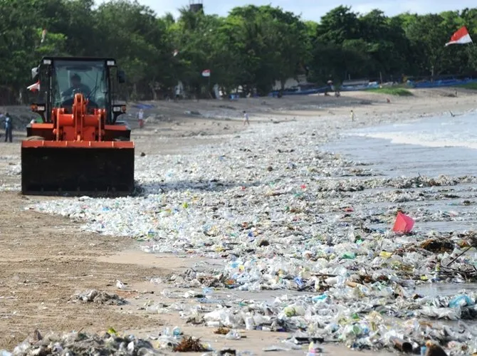 Realita Miris Tahun Baru: Banyak Pantai di Bali Dipenuhi Sampah Kiriman. Jumlahnya Sampai Berton-ton 6