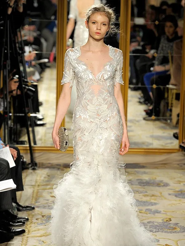 10 Inspirasi Feathered Wedding Dress, Gaun Pernikahan dengan Aksen Bulu-bulu yang Unik nan Menawan 12