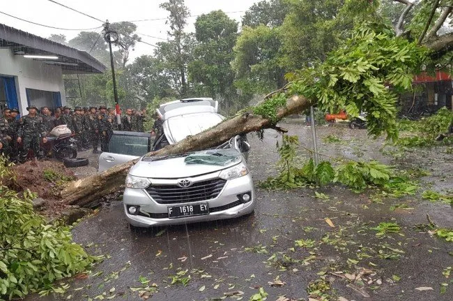 Yuk Kenali Ciri-ciri Datangnya Puting Beliung. Setelah Landa Bogor Kemarin, Kita Wajib Waspada 4