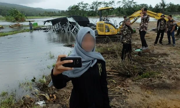 Mau Liput Bencana, Media Asing Ini Justru Kaget Lokasi Tsunami di Banten Jadi Spot Selfie Dadakan 8