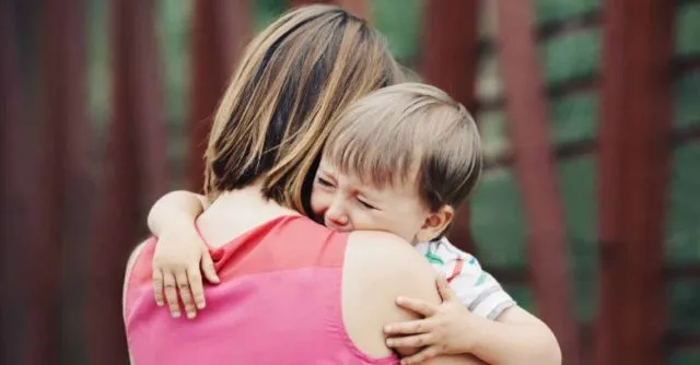 Nggak Usah Malu atau Bingung, Ini 7 Trik Menenangkan Bocah yang Nangis Guling-Guling di Tempat Umum 14