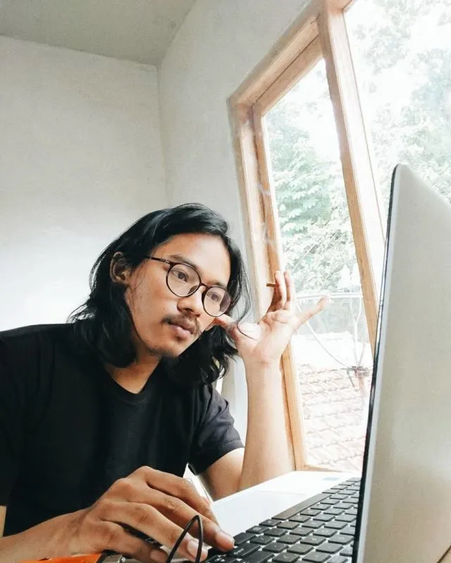 Kenalkan Umar Haen, Musisi Unik yang Bangga akan Sisi Kampungnya 12