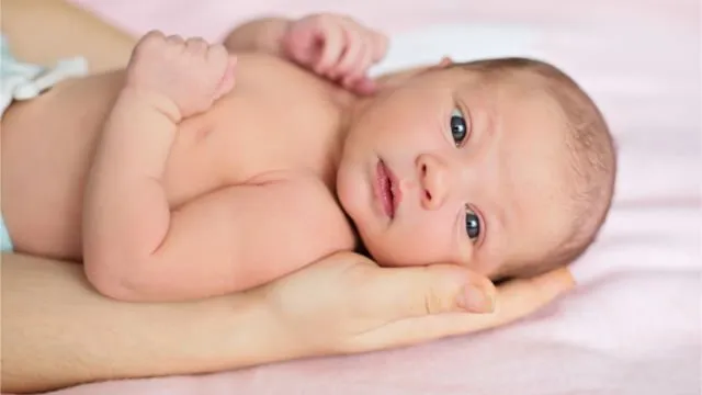 11 Bahasa Isyarat Bayi yang Coba Ia Katakan Padamu, Karena Nangis Saja Nggak Cukup 15