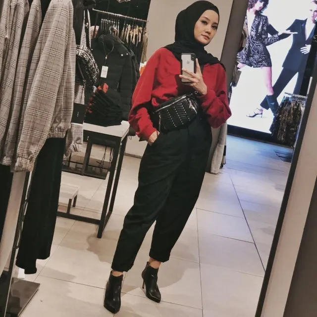 10 Gaya @lindakayhz Bisa Ditiru Buat Hijaber. Sudah 'Emak-Emak' Tapi Cara Berpakaian Tetap Anak Muda 11