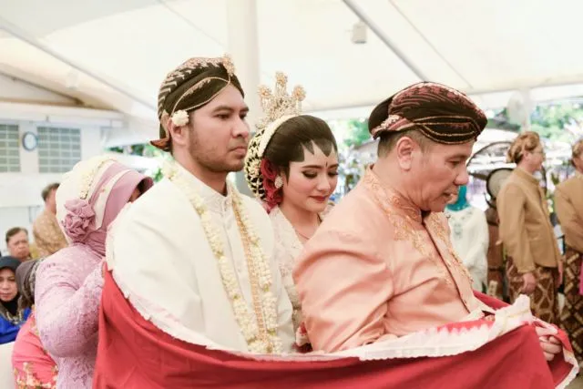 Memahami Rangkaian Upacara Panggih pada Pernikahan Adat Jawa. Ternyata Maknanya Sangat Dalam Lo 11