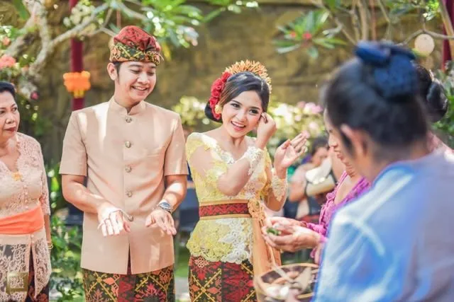 10 Inspirasi Penampilan Mempelai dalam Balutan Busana Pernikahan Khas Bali. Pesonanya Paripurna! 13