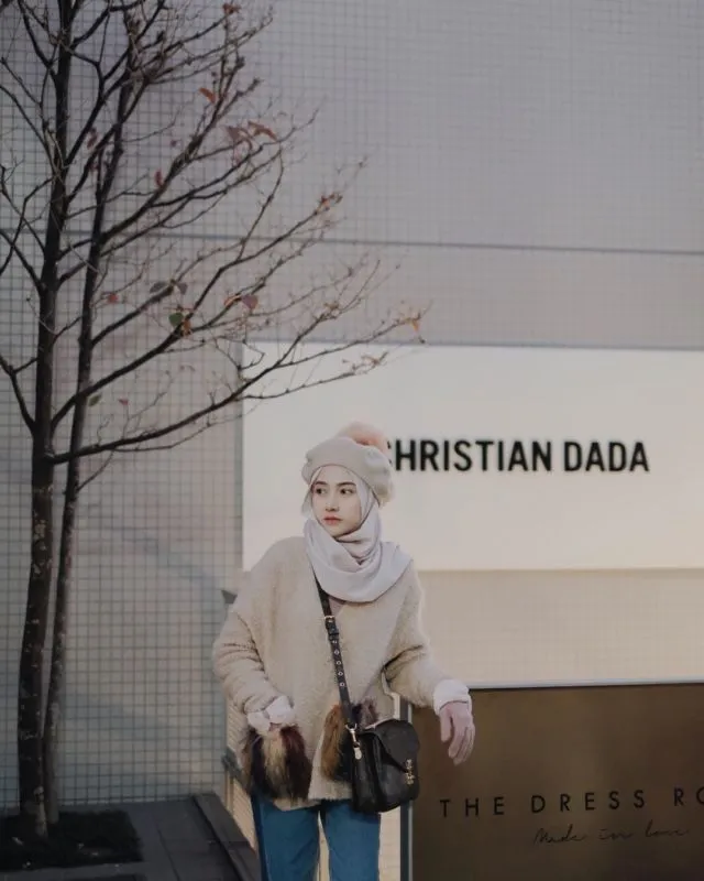 12 Gaya Hijab Pake Topi yang Kreatif dan Keren 24
