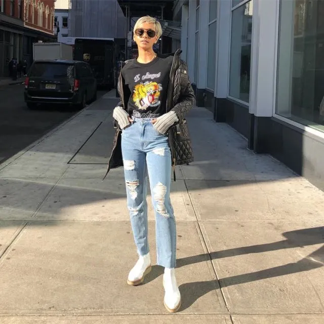 Jadi Supermodel yang Punya Kulit Eksotis, 12 Gaya Kimmy Jayanti Memikat Hati. Celana Pun Jadi Trendi 23