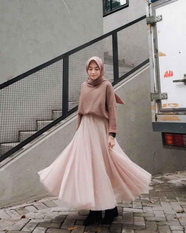 Inilah 10 Tampilan Cantik Hijaber Pakai Rok Tutu Panjang. Bisa Jadi Inspirasi Kalau Mau Jalan-Jalan 12