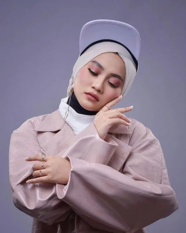 12 Gaya Hijab Pake Topi yang Kreatif dan Keren 13