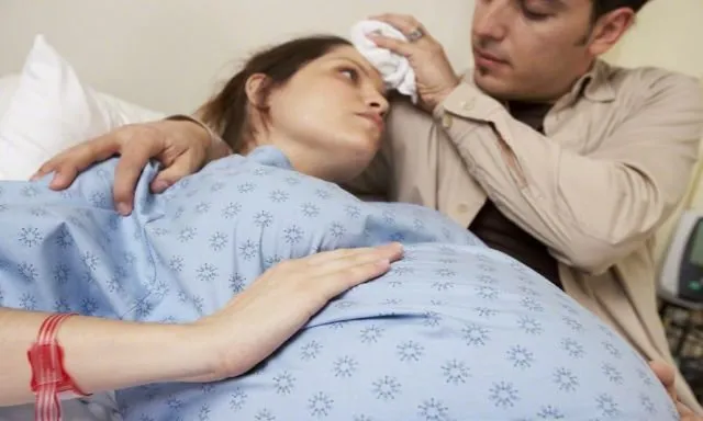 Nggak Hanya Ibu yang Berjuang Saat Melahirkan, Ayah pun Mengalami 10 Perasaan Tak Karuan Ini 17