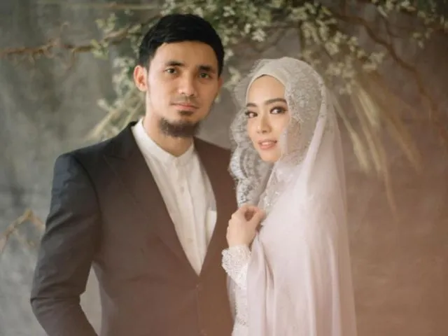 11+ Inspirasi Cantik Post-Wedding yang Lagi Kekinian. Bisa Tampil Mesra tanpa Perlu Sungkan-sungkan, Ya Kan? 20