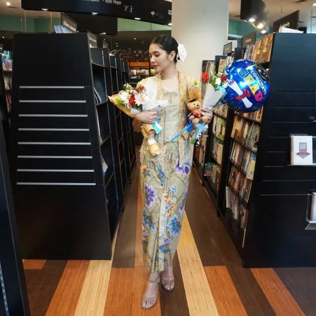 8 Kebaya Wisuda ala Selebritas Tanah Air. Cantik Elegan, Bikin Momen 'Sukses' Lebih Berkesan 13