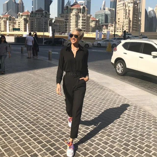 Jadi Supermodel yang Punya Kulit Eksotis, 12 Gaya Kimmy Jayanti Memikat Hati. Celana Pun Jadi Trendi 18