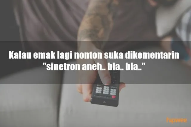 11 Ciri Khas Bapak-Bapak Kalau Lagi Menguasai TV di Rumah. Kelakuannya Bikin Kangen Nggak sih? :D 21