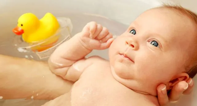 6 Langkah Aman Memandikan Bayi Baru Lahir Buat Mama Newbie. Tanpa Drama, Kamu Pasti Bisa! 10