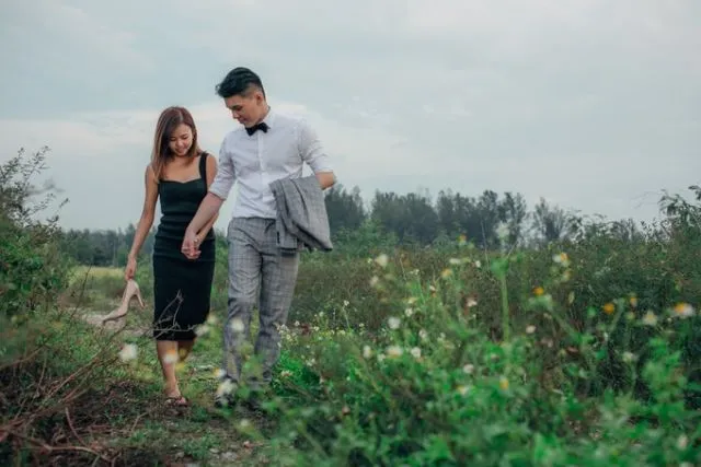 10 Foto Prewedding di Hutan dengan Tema yang Unik. Nggak Kalah Sama Ammar Zoni dan Irish Bella! 18