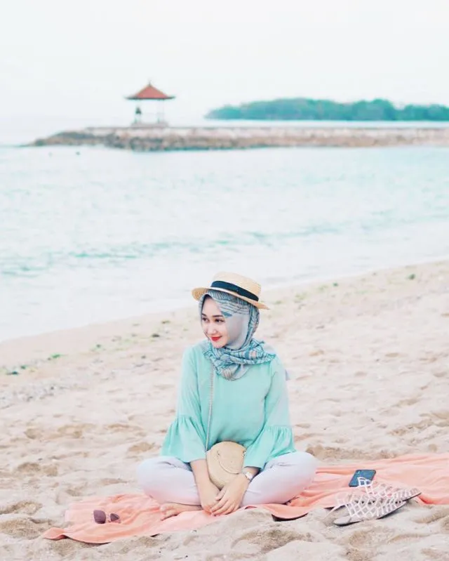 12 Gaya Hijab Pake Topi yang Kreatif dan Keren 18
