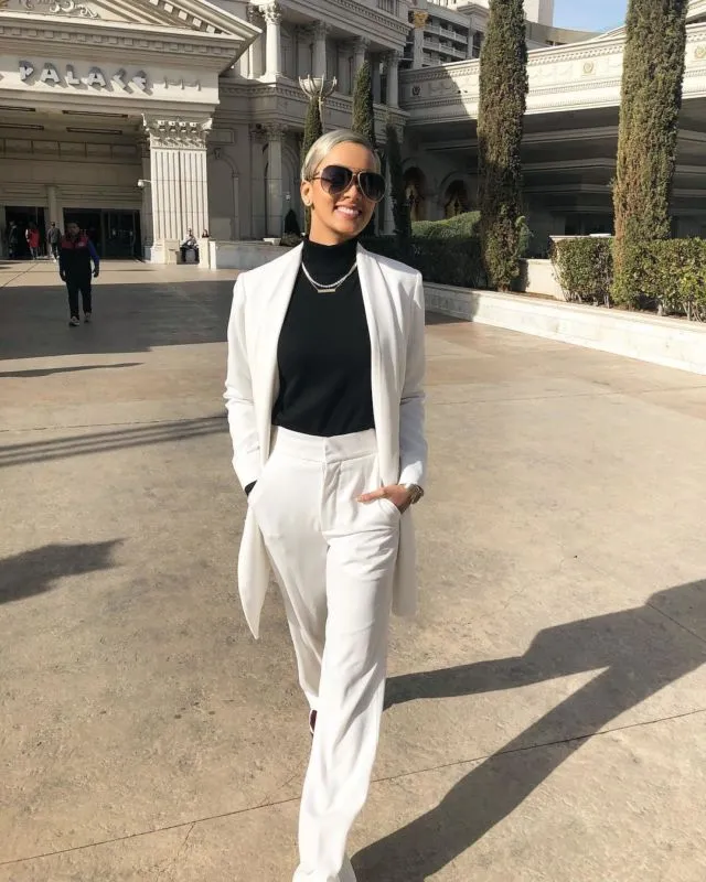 Jadi Supermodel yang Punya Kulit Eksotis, 12 Gaya Kimmy Jayanti Memikat Hati. Celana Pun Jadi Trendi 16
