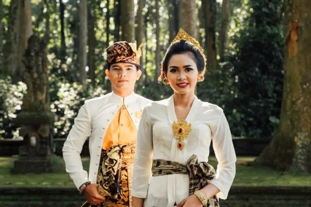 10 Inspirasi Penampilan Mempelai dalam Balutan Busana Pernikahan Khas Bali. Pesonanya Paripurna! 21