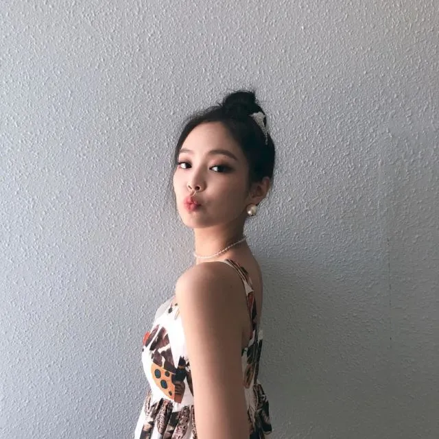 Ultah Hari Ini, Yuk Intip 10+ Inspirasi Outfit ala Jennie Blackpink yang Elegan sampai Casual 25