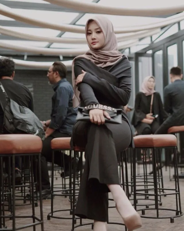 10 Gaya @lindakayhz Bisa Ditiru Buat Hijaber. Sudah 'Emak-Emak' Tapi Cara Berpakaian Tetap Anak Muda 19