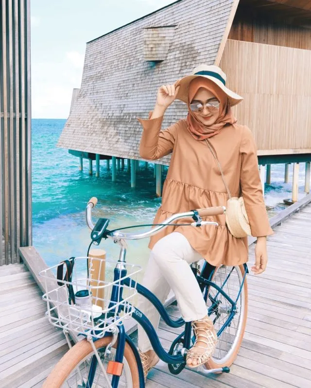 12 Gaya Hijab Pake Topi yang Kreatif dan Keren 17