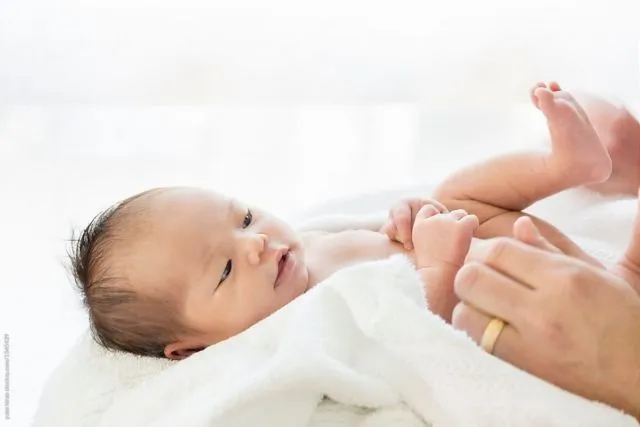 6 Langkah Aman Memandikan Bayi Baru Lahir Buat Mama Newbie. Tanpa Drama, Kamu Pasti Bisa! 12