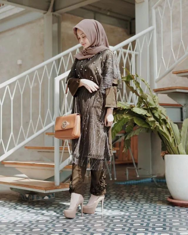 10 Gaya @lindakayhz Bisa Ditiru Buat Hijaber. Sudah 'Emak-Emak' Tapi Cara Berpakaian Tetap Anak Muda 20