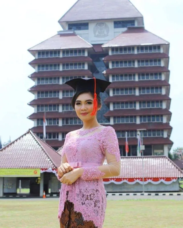 8 Kebaya Wisuda ala Selebritas Tanah Air. Cantik Elegan, Bikin Momen 'Sukses' Lebih Berkesan 12