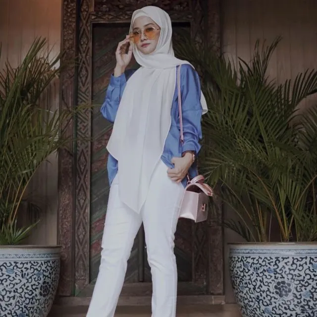 10 Gaya @lindakayhz Bisa Ditiru Buat Hijaber. Sudah 'Emak-Emak' Tapi Cara Berpakaian Tetap Anak Muda 15