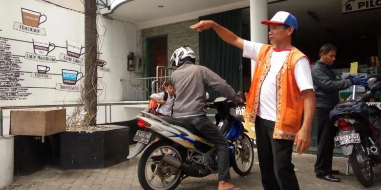 5 Harapan Pemotor buat Tukang Parkir yang Jarang Banget Terjadi. Kita Semua Butuh Jukir yang Asyique! 6