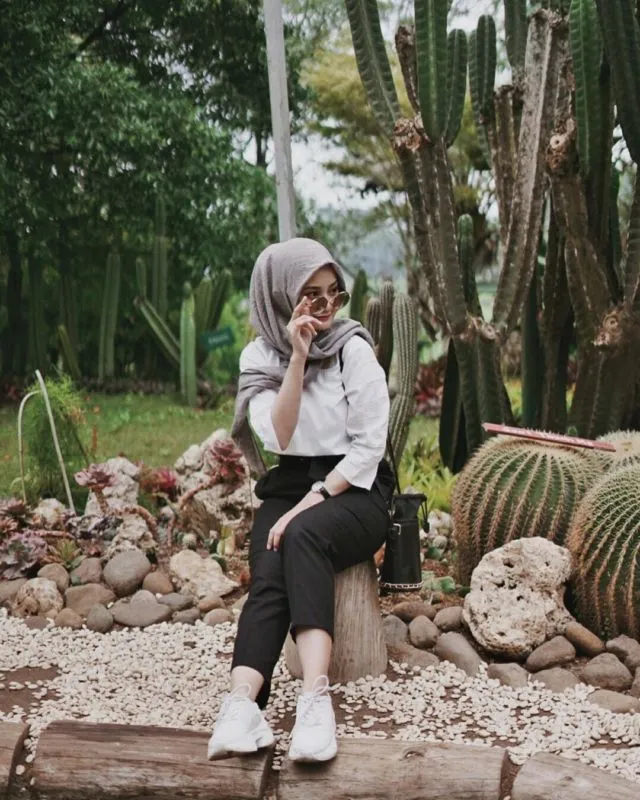 10 Gaya @lindakayhz Bisa Ditiru Buat Hijaber. Sudah 'Emak-Emak' Tapi Cara Berpakaian Tetap Anak Muda 12