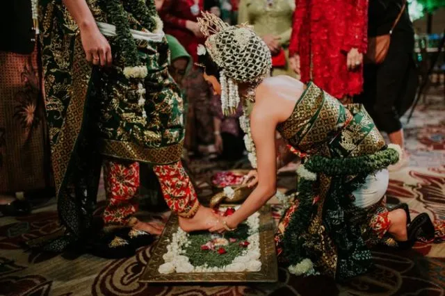 Memahami Rangkaian Upacara Panggih pada Pernikahan Adat Jawa. Ternyata Maknanya Sangat Dalam Lo 10