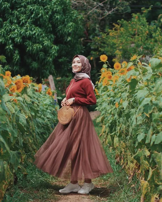 Inilah 10 Tampilan Cantik Hijaber Pakai Rok Tutu Panjang. Bisa Jadi Inspirasi Kalau Mau Jalan-Jalan 20