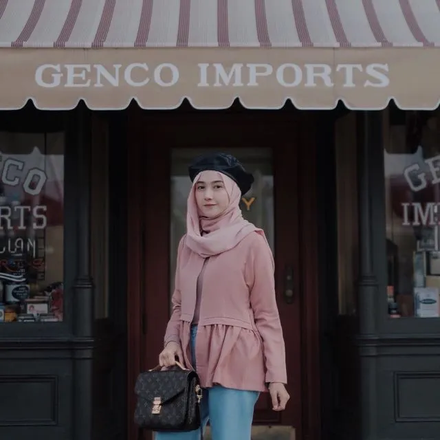 12 Gaya Hijab Pake Topi yang Kreatif dan Keren 23
