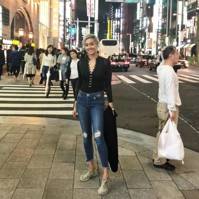 Jadi Supermodel yang Punya Kulit Eksotis, 12 Gaya Kimmy Jayanti Memikat Hati. Celana Pun Jadi Trendi 19