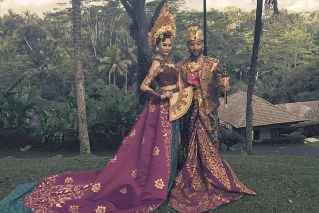 10 Inspirasi Penampilan Mempelai dalam Balutan Busana Pernikahan Khas Bali. Pesonanya Paripurna! 22