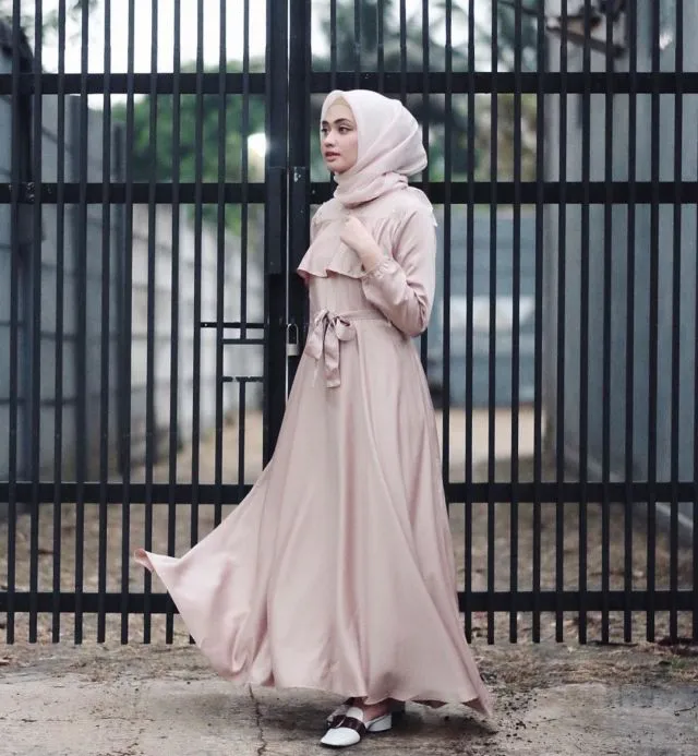 11 Padu Padan Gamis + Hijab yang Cantik untuk Kondangan. Kalau Pakai Kebaya Terus kan Bosan 20