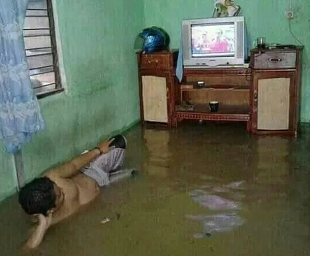 15 Potret Santainya Orang Indonesia Saat Hadapi Banjir. Yang Penting Harus Selalu Bersyukur sih, Yha~ 23