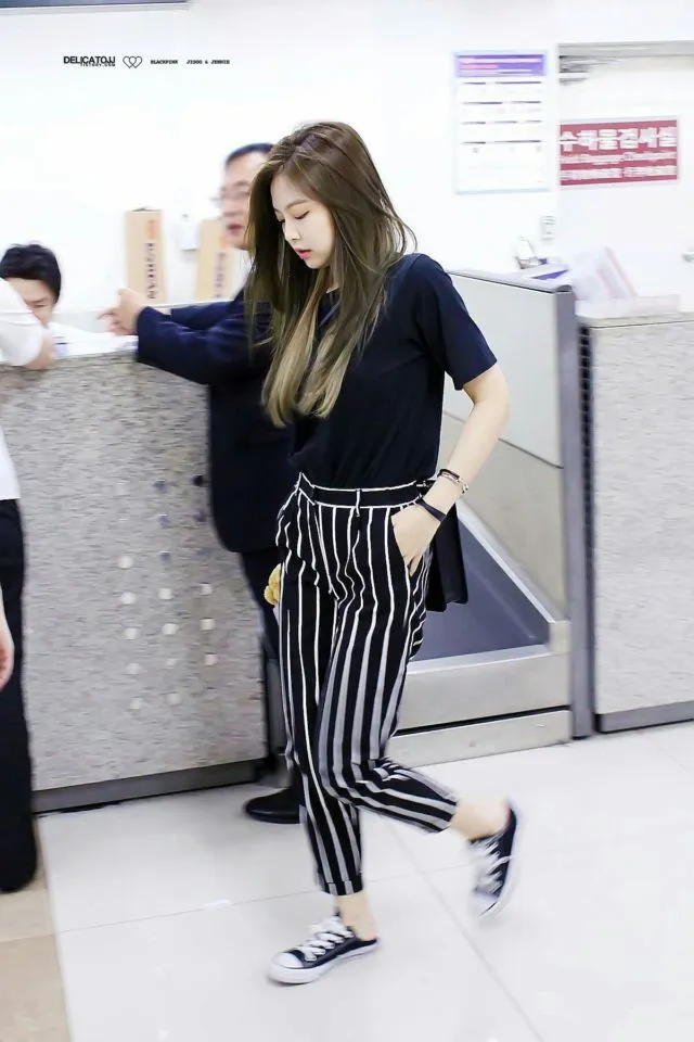Modest dan Tidak Terbuka, 10 Gaya Personil BLACKPINK ini Bisa Ditiru. Kata Siapa Harus Pamer Paha Melulu? 19