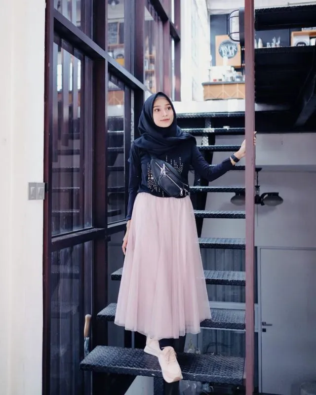 Inilah 10 Tampilan Cantik Hijaber Pakai Rok Tutu Panjang. Bisa Jadi Inspirasi Kalau Mau Jalan-Jalan 13