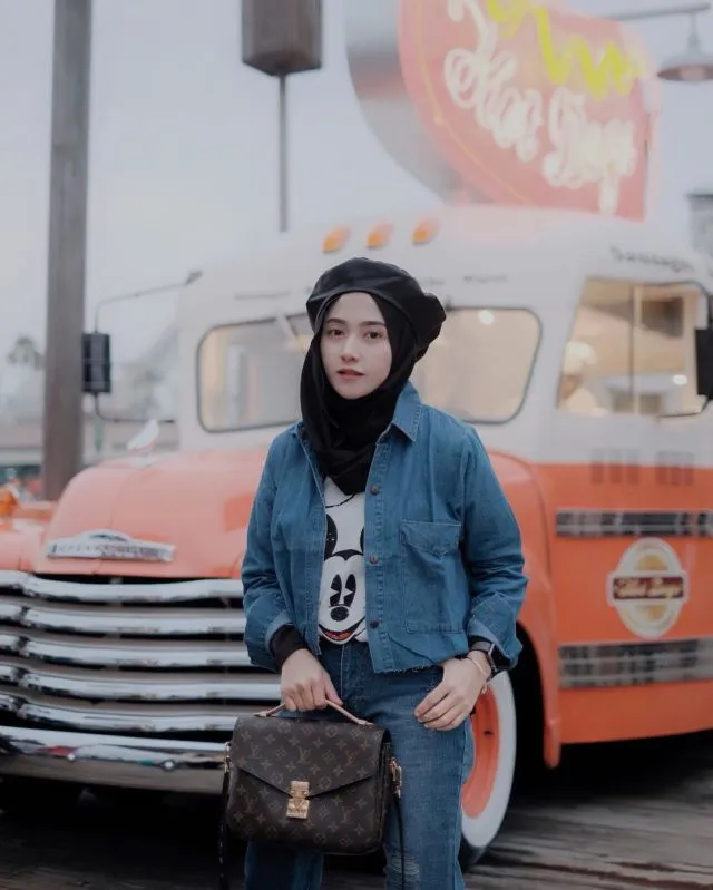 12 Gaya Hijab Pake Topi yang Kreatif dan Keren 22